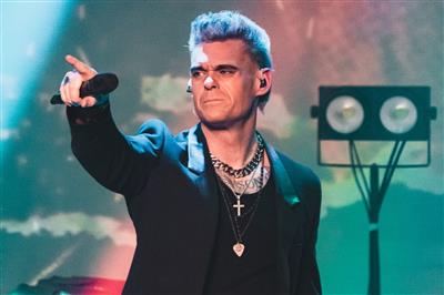 Dan Budd as Robbie Williams